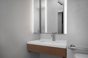Koupelna v ubytování SpringHill Suites by Marriott New York Manhattan Times Square