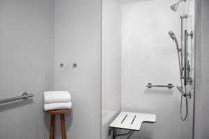 Koupelna v ubytování SpringHill Suites by Marriott New York Manhattan Times Square + 13 fotografií