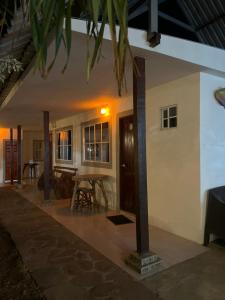 un patio de una casa con una mesa en RANCHO MAMA JUANY en El Cuco