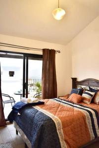 um quarto com uma cama e vista para o oceano em Casa Sol Luna Barrios Coloniales, Antigua Guatemala em San Pedro Las Huertas