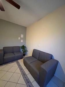sala de estar con 2 sofás y sofá en Residencias Las Flores, en La Paz