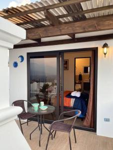 um quarto com uma cama, uma mesa e cadeiras em Casa Sol Luna Barrios Coloniales, Antigua Guatemala em San Pedro Las Huertas