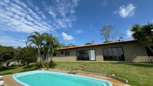 une maison avec une piscine en face d'une maison dans l'établissement Casa de Campo Luz da Lua, à São Roque