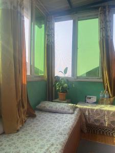 Shreenagar Homestay في Tānsen: غرفة نوم بسرير مقابل نافذة