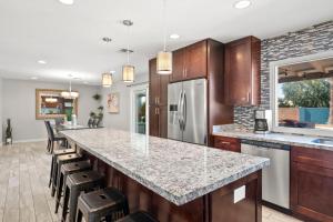 Η κουζίνα ή μικρή κουζίνα στο Loma Vista - Amazing Backyard Pool & Fire Pit