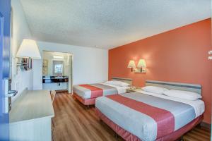 Ліжко або ліжка в номері Motel 6-Stockton, CA - Charter Way West