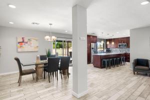 Η κουζίνα ή μικρή κουζίνα στο Loma Vista - Amazing Backyard Pool & Fire Pit