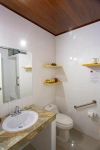 Hotel El Abuelo في Carhuaz: حمام مع حوض ومرحاض