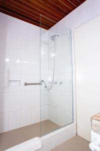 y baño con ducha y puertas de cristal. en Hotel El Abuelo, en Carhuaz