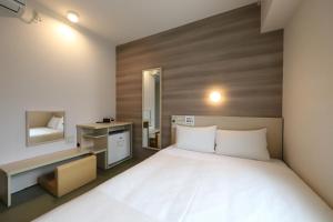 Smile Hotel Osaka Tennoji في أوساكا: غرفة نوم بسرير ابيض كبير ومرآة