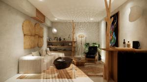 un soggiorno con divano e tavolo di Oshom Bali a Tanah Lot