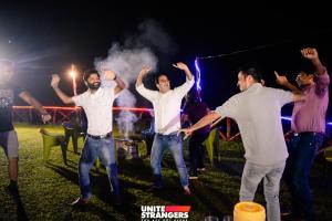 un groupe d'hommes dansant à une fête dans l'établissement The Janvi Camping Resort, à Nainital