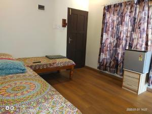 Letto o letti in una camera di His Grace Holiday Home - Nr to Malpe Beach