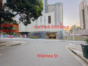 uma rua vazia em frente a uma entrada do parque de estacionamento em Burwood Cozy Apartment Free Parking em Sydney