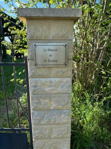 um sinal num pilar de pedra em frente a um portão em Entire villa only 35 minutes from Puy du Fou em La Chapelle-Saint-Étienne