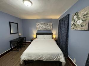 Postel nebo postele na pokoji v ubytování Comfy Getaway, 5 Bed, Sleeps 9, walk to falls!