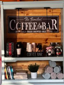 une étagère de café avec un panneau de bar à café dans l'établissement DOMKI Kolonia Leśna z sauną, à Radków