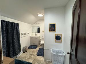 Koupelna v ubytování Comfy Getaway, 5 Bed, Sleeps 9, walk to falls!
