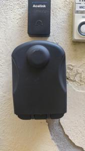 une boîte noire sur le côté d'un mur dans l'établissement Dolce Vita Alta Ventimiglia, à Vintimille