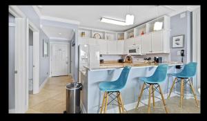 Køkken eller tekøkken på Beautiful Beachfront Views - The Retreat at Emerald Isle