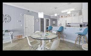 Køkken eller tekøkken på Beautiful Beachfront Views - The Retreat at Emerald Isle