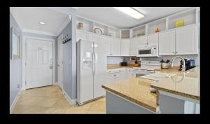 Køkken eller tekøkken på Beautiful Beachfront Views - The Retreat at Emerald Isle