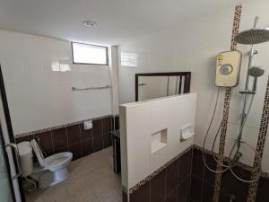 La salle de bains est pourvue de toilettes et d'une douche. dans l'établissement October Hostel ChiangMai, à Chiang Mai