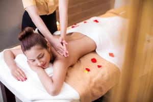 een vrouw krijgt een massage in een massage bij Muong Thanh LucKy Star Aparment Nha Trang in Nha Trang
