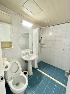 uma casa de banho com um WC e um lavatório em ChaenHaus em Seul