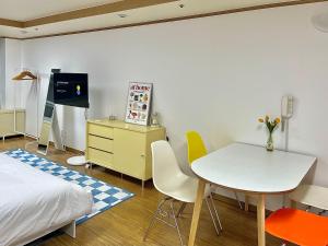 首爾的住宿－ChaenHaus，卧室配有一张床和一张桌子及椅子