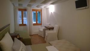 A seating area at In Venice Back To San Marco tourist apartment