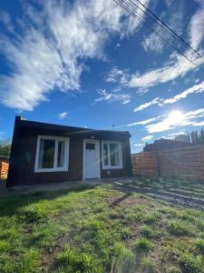 a small house in a yard with a sky at Casa en El Calafate, centro in El Calafate