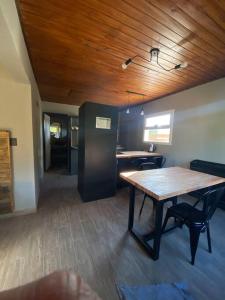 a dining room with a table and a kitchen at Casa en El Calafate, centro in El Calafate