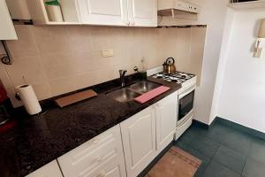 cocina con fregadero y fogones en Hornera San Juan - Luminoso Apartamento con Balcón en Rosario