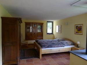 ein Schlafzimmer mit einem großen Bett in einem Zimmer in der Unterkunft Ferienhaus Schmelzmühle in Prosterath