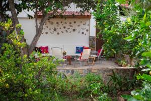eine Terrasse mit Stühlen und einem Tisch im Garten in der Unterkunft Hotel El Abuelo in Carhuaz