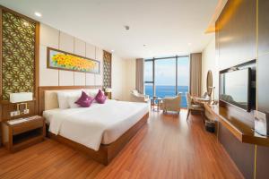 Postel nebo postele na pokoji v ubytování Rosamia Da Nang Hotel + 37 fotografií
