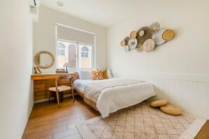 马公Penghu Chin Style Inn的一间卧室，配有一张床和一张带镜子的书桌