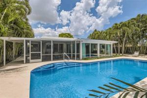uma vista exterior de uma casa com piscina em Cozy House Lauderdale By the Sea em Fort Lauderdale