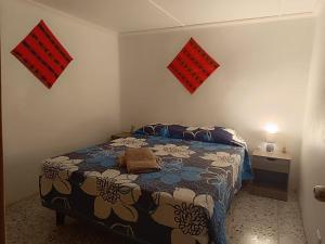 ein Schlafzimmer mit einem Bett in einem Zimmer mit Bewohnern in der Unterkunft Misky Wasi in San Pedro de Atacama