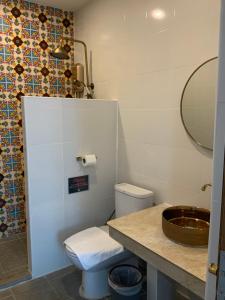 uma casa de banho com um WC e um lavatório em Lemon Guesthouse em Chiang Mai