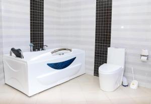 ein Bad mit einem Waschbecken und einem WC in der Unterkunft Hosted by Noel in Naivasha