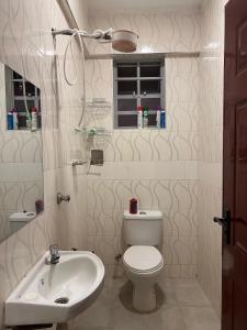 Silva-Mindvalley في ناكورو: حمام مع مرحاض ومغسلة