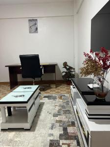 Silva-Mindvalley في ناكورو: مكتب مع مكتب وكرسي في الغرفة