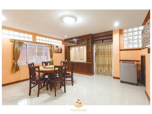 Η κουζίνα ή μικρή κουζίνα στο The Crystal Ranong 202 Cozy classic room