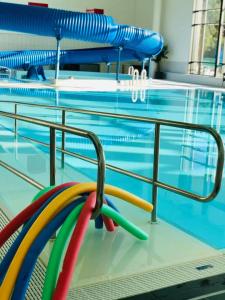 um suporte para piscinas com tubos de natação coloridos em Runde Panorama - Trollvogga em Runde