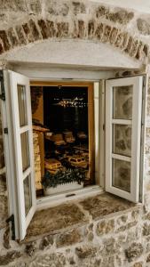 una ventana en una pared de piedra con vistas a una habitación en City Rooms Šibenik en Šibenik
