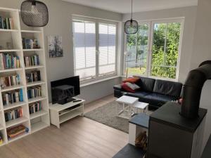 WendtorfにあるHoliday home with garden terrace near Baltic Seaのソファとテレビのあるリビングルーム