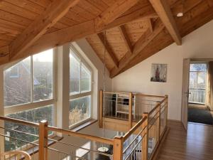 WendtorfにあるHoliday home with garden terrace near Baltic Seaの木製の天井と大きな窓が備わる広い客室です。