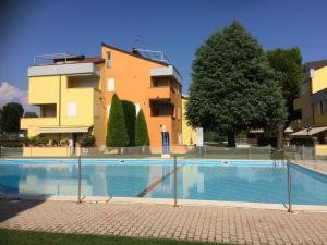 een groot zwembad voor een gebouw bij Garden Ville Comfortable holiday residence in Sirmione
